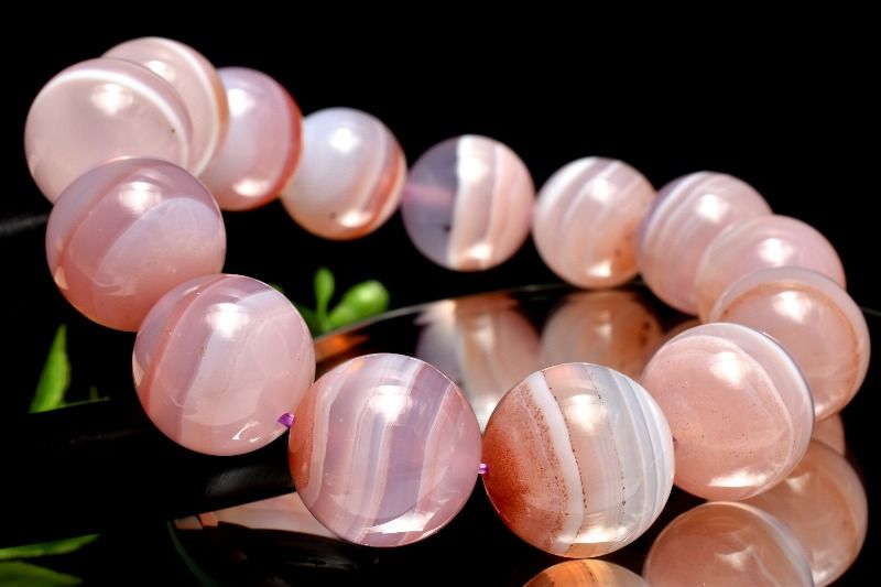 材質シナバーインカルセドニー 16-16.5mm 産地：マダガスカルサイズ約16-16.5mm(±0.5mm)腕周り約17.5cm(伸縮性あり)重さ約83g特徴・意味ミルキーなピンクカラーで縞模様も可愛らしいブレスレットです。流通量も少ないため入手が難しい希少石です。シナバー(辰砂シンシャ)は賢者の石、赤色硫化水銀、丹砂、朱砂などの名で呼ばれています。 シナバーインカルセドニーはシナバーが稀にカルセドニーの中に内包されている天然石です。シナバーインカルセドニーは、石英結晶の透明さや輝きと、シナバーの鮮やかな赤色とのコントラストが美しいとされています。宝石として使用されることもあり、特にコレクターアイテムや装飾品として人気があります。BL::0000-N.A004006k