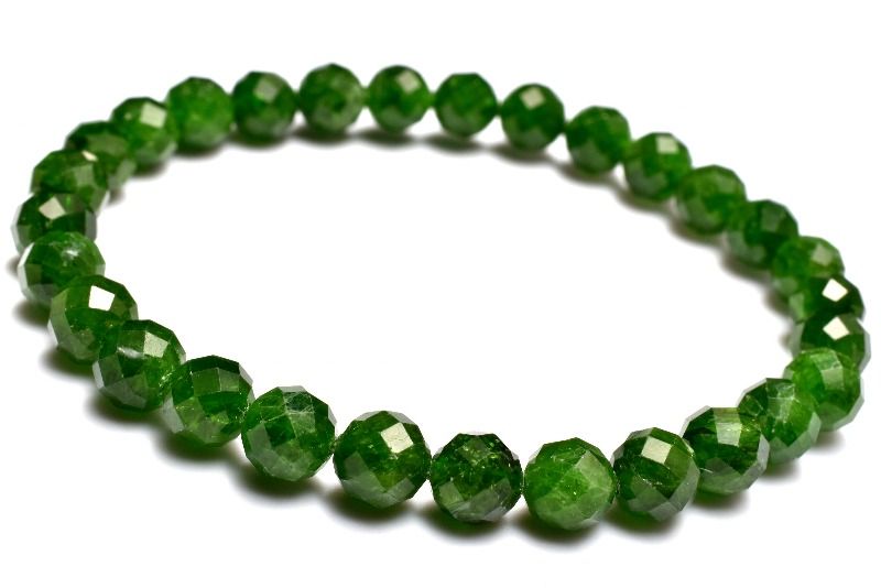 材質ダイオプサイト 6.5mm 産地：ロシアサイズ約6.5mm(±0.5mm)腕周り約16cm(伸縮性あり)重さ約13g特徴・意味独特の鮮やかな深緑色が印象的な、ダイオプサイトです。黒い黒点や内包物も少なく高発色で美しいです。カット加工が一...