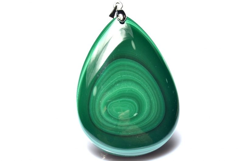 材質マラカイト(孔雀石) 45x32mm 産地：コンゴ共和国サイズ約45x32mm重さ約25g特徴・意味渦を巻いたような天眼模様が美しく、温かみあるグリーンカラーから癒やしをもらえそうです。厄除けのお守りにおすすめです。孔雀石（マラカイト）は銅を含むもっとも一般的な二次鉱物です。一次鉱床の銅鉱石が大気中の二酸化炭素や地下水の作用によって風化し、銅化合物が濃集して形成された二次鉱床として一次鉱床の周辺などに分布します。現在ではロシアのウラル山地、次いで南アフリカが主な産地となっています。ウラルでは建築建材に利用できるほど大きな孔雀石を産出するそうです。【金運・仕事運】【厄除け】PT::0000-N.A0PP002k