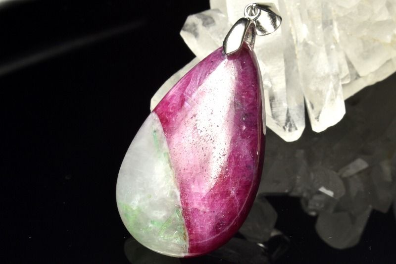 材質ルビーインクォーツ 33x21mm 産地：ナイジェリアサイズ約33x21mm重さ約11g特徴・意味ルビーが高発色で目を惹きます。ルビーの赤、ゾイサイトの緑、シリカの白が合わさった個性的なストーンです。水晶（石英）の中にルビーが入っておりましてルビーの入り方も美しくそしてルビーの発色がピンク色になっております。非常にレアな天然石です。正式名称はルビーインクォーツでございますが別名では石英化しておりますのでルビーシリカと言う見解もあります。【恋愛運】【学業成就】PT::0000-JUL002004k