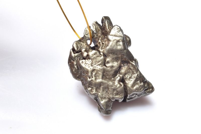 【1点物】アルゼンチン産 カンポ・デル・シエロ(隕石) 19x15mm 原石(トップ穴) ルース ハンドメイド _PC9466