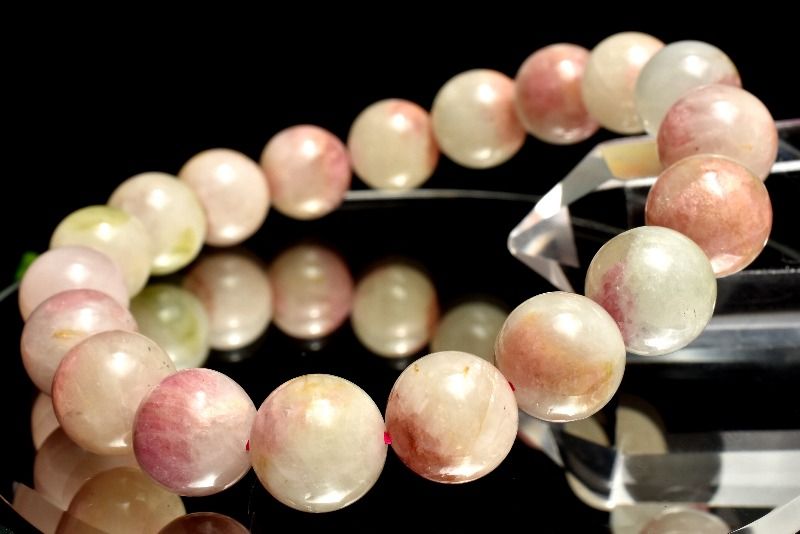 材質ピンクトルマリンシリカ 10mm 産地：ブラジルサイズ約10mm(±0.5mm)腕周り約15.5cm(伸縮性あり)重さ約28g特徴・意味ピンクトルマリンシリカ美しいピンク色を示すトルマリンです。他のトルマリン同様に心を穏やかにするなどリラックス効果があると云われています。また、理解力、集中力を高めたり、感受性豊かにするとも言われます。その他には、心身を活性化させるパワーもありその為かネガティブな状態から助け出してくれる心を元気にしてくれる石だそうです！特にピンクトルマリンは愛情を育み、また愛が増幅されて帰ってくる云われます。そして持つ人の新たな魅力を引き出し、明るくポジティブに心も美しくしてくれと云われています。ピンクトルマリンは、あなたのハートを開き、生命力いっぱいの愛を止めどなくあふれ出させてくれる石です。その色合いの濃淡によりエネルギーの表情に違いはありますが、総じて愛や能動性に富んでいます。濃いものからは躍動するような愛と熱心さが、淡いものからは微笑む様な愛らしさや幸福感が前面に現れてきます。【健康運】【学業成就】BL::0910-OCT0PP002k