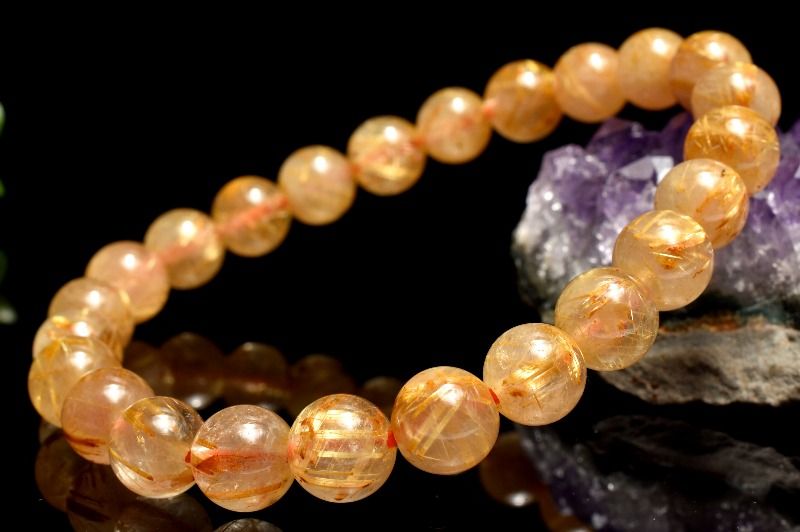 材質タイチンルチルクォーツ 7.5mm 産地：ブラジルサイズ約7.5mm(±0.5mm)腕周り約15cm(伸縮性あり)重さ約15g特徴・意味まとまった太い針や繊細な金針がぎっしり入った珠が魅力的で目を惹きます。若干ミルキーな水晶ですが、内包されたルチルはしっかりと輝きを放っています！「タイチンルチル」はゴールデン(ゴールド)ルチルクォーツの中で「最高のルチル」と言われ、最高の人気を誇っています。その特徴は、「金線が太い」かつ「色鮮やか」であることです。タイチンルチルは希少性が非常に高く、入手が極めて難しい為、先祖から代々受継がれる程、その効果と価値があるようです。風水においては財運・金運・仕事運の向上、行動力・判断力の向上」に大きな効果を発揮するといわれています。ビジネス上においては欠かせないアイテムの一つとも言われているようです。【恋愛運】【人間関係】【金運・仕事運】【安産・子宝】BL::0708-N.A002004k