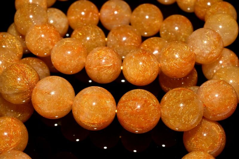 材質オレンジルチルクォーツ 11mm 産地：ブラジルサイズ約11mm(±0.5mm)腕周り約16cm(伸縮性あり)重さ約35g特徴・意味太陽のような強い輝きを併せ持つオレンジブラウンカラーのルチルが大量に含まれた逸品です。水晶の中で広がる針は美しさが倍増されているかのようです。部分的にキャッツアイ効果が見れる珠もございます。見るだけで元気になれそうな、鮮やかなオレンジの針状結晶と雲母が入った希少なルチルクォーツです。ルチルクォーツ同様、開運・金運パワーに優れていますが、それだけではありません。全ての運気を統合して、高いエネルギーを保持する力を秘めるとされています。【恋愛運】【人間関係】【金運・仕事運】【安産・子宝】BL::1011-N.A004006k
