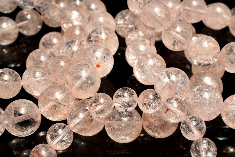 材質ライモナイトインクォーツ 13mm 産地：ブラジルサイズ約13mm(±0.5mm)腕周り約17cm(伸縮性あり)重さ約53g特徴・意味ヘマタイトが内包され、ほんのりピンクがかった可愛らしい水晶です。淡いピンク色のゴムが使用されています。透明度も高く、バラしてハンドメイドのパーツにするのもおすすめです。リモナイト（褐鉄鉱）とは、天然の錆（さび）です。水晶が成長した後に何らかの原因で生じたクラックにリモナイト（褐鉄鉱、limonite）が浸透してできたのがこのリモナイトインクォーツです。自然が生み出した錆は天然水晶に内包されて、こんなに美しく綺麗なものはまさに自然が創り出した秋の景色です。BL::1213-N.A002004k