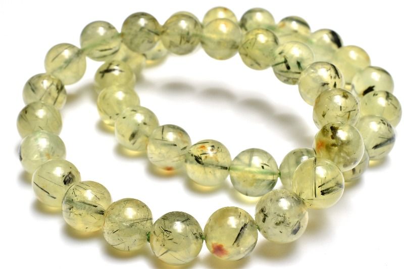 材質エピドートインプレナイト 12.5mm 産地：オーストラリアサイズ約12.5mm(±0.5mm)腕周り約17cm(伸縮性あり)重さ約51g特徴・意味内包物のエピドートやライモナイトを観察できるような、ワイルドな印象のブレスレットです。内包物の入ったプレナイトはヒーリングストーンとして優秀と言われています。まるでマスカットのようなフルーティーな色合いがとてもみずみずしく、柔らかな印象を抱かせるプレナイト。和名でぶどう石とも呼ばれるこの石は、本当にぶどうのように見える原石が存在する事に由来します。しかしそのような形状で産出するものは少なく、加工品の多くは塊状の原石から研磨されます。プレナイトの中にはルチルのようなインクルージョンを含んでいるものも多く流通しており、それらのインクルージョンは一般的にトルマリンと誤認されていますが、大抵の場合はエピドートの針状結晶です。【金運・仕事運】【学業成就】BL::1213-N.A0PP002k