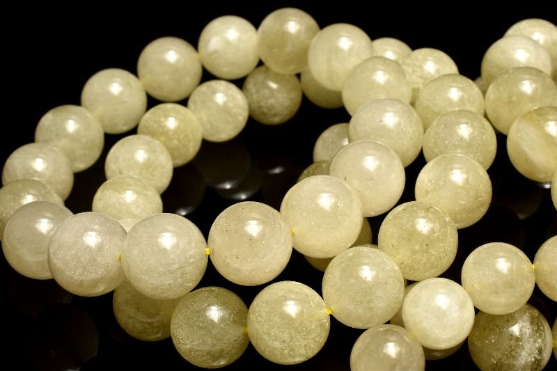 材質リビアングラス 13mm 産地：エジプト・サハラ砂漠サイズ約13mm(±0.5mm)腕周り約16.5cm(伸縮性あり)重さ約41g特徴・意味リビアングラスらしいシュワシュワとした泡を含んだまさに宇宙からの贈り物！古来より愛されてきたリビア砂漠の宝。お手頃価格で隕石を身近に感じてみませんか？採掘が制限されていて年々流通量が減少傾向にあり価格が高騰していますのでこの機会をお見逃しなく！リビアングラスはエジプト西部で採れる天然ガラスです。モルダバイトのように宇宙を起源とし、隕石の衝突などで起こった巨大な熱反応によって地表の岩盤の一部を溶かして、偶然出来上がったものだと言う見方が一般的です。内部に鉄やニッケル等の隕石成分が混ざって発見されることもあるそうです。丸い気泡がバラバラに混在している中、溶融時に流れた模様が穏やかであることから、瞬時にしてガラス化したことがわかります。とは言え、リビアングラスの生成に起因するクレーターなどが見つかっていない事から実際のところは謎に包まれています。ツタンカーメンのお墓から出土したスカラベが、実はカルセドニではなくリビアングラスであったことが分かり話題を呼びました。古くから非常に珍重され、神秘的に扱われていたとも言われています。リビアングラスのもう一つの大きな特徴は、とても素晴らしいヒーリングストーンであるという事です。通常ヒーリングをしている時、その人の脳波はデルタ波が非常に高まっているそうです。リビアングラスは、持ち主のデルタ波を強く高めるように作用するため、ヒーリングをする際にかかる身体への負荷をかなり軽減してくれるとも言われています。【癒やし】【金運・仕事運】BL::1213-N.A002004k