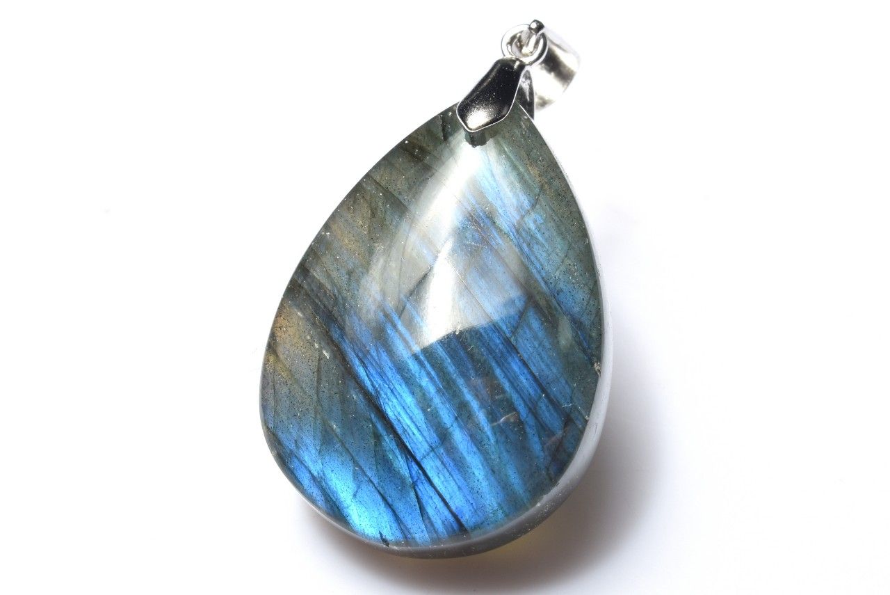 材質ラブラドライト 26x18mm 産地：マダガスカルサイズ約26x18mm重さ約6g特徴・意味一面に眩しいくらい美しいシラーが輝いています。角度を変えると雰囲気も変わり、とても魅力的なアイテムです。18世紀後半、カナダのラブラドール半島にあるセント・ポール島で、宣教師が海岸で光り輝く石を発見。この石は発見地にちなんで、ラブラドライトと名付けられました。ラブラドライトの特色は、なんと言ってもその美しい閃光です。冷たそうでいて、非常に深みのある光は「ラブラドレッセンス（ラブラド光線）」と呼ばれます。発色の秘密は、この石の成分にあります。曹長石と灰長石が規則正しく縞模様を成すように混ざっているのですが、わずかに屈折率の違う部分がいくつも積み重なると、光の干渉現象が生じ、さまざまな遊色効果（シラー効果）となって現れるのです。脾臓や仙骨にあるエネルギー・センターを活性し性エネルギーの不足を補う、肺を始めとする呼吸器系の働きの活性化、血液と神経系統の活性化を行うとされます。また、石を持った人のオーラに特定の色素を加える作業を行い、オーラバランスの修復・安定化を図るとされます。【金運・仕事運】PT::0000-N.A0PP002k