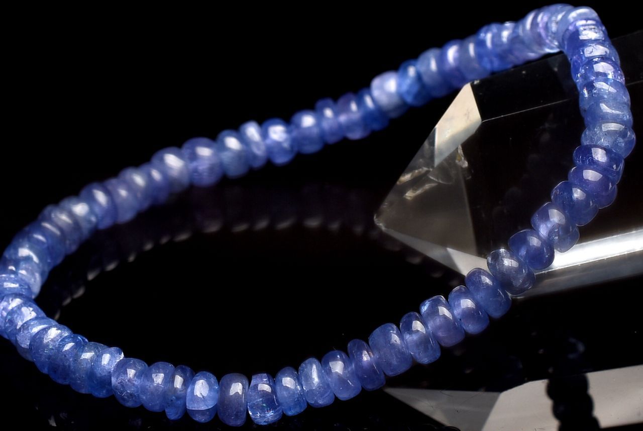 材質タンザナイト 2-3x5mm 産地：タンザニアサイズ約2-3x5mm(±0.5mm)腕周り約16cm(伸縮性あり)重さ約9g特徴・意味透け感の有るタンザナイトらしい美しいタイプが入荷致しました。高発色で素晴らしく、パープルブルーが目を惹きます。光りにも透過するタイプですので是非美しいタンザナイトのカラーをお楽しみください。タンザナイトは、鉱物的には青色をしたゾイサイトです。タンザナイトという名前は、有名なアメリカの宝石商、ティファニーによってつけられたコマーシャルネームです。タンザナイトは多色性を持つ石で、見る角度や、条件下によって色を変える石です。昼の自然光の中では鮮やかなブルーに、そして夜の光や人工的な光の下ではパープルがかって見える特徴を持っています。主な発色要因は微量に含まれたバナジウムによるもので、色の濃い物には微量の酸化クロムが含まれています。タンザナイトは、見る角度によりブルー・グリーン・パープル・イエローと様々な色合い変化します。殆どのものが加熱処理されています。【金運・仕事運】【学業成就】BL::0000-DEC004006k