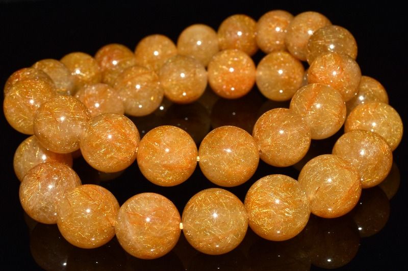 材質オレンジルチルクォーツ 10.5mm 産地：ブラジルサイズ約10.5mm(±0.5mm)腕周り約16.5cm(伸縮性あり)重さ約32g特徴・意味太陽のような強い輝きを併せ持つオレンジブラウンカラーのルチルが大量に含まれた逸品です。水晶の中で広がる針は美しさが倍増されているかのようです。部分的にキャッツアイ効果が見れる珠もございます。見るだけで元気になれそうな、鮮やかなオレンジの針状結晶と雲母が入った希少なルチルクォーツです。ルチルクォーツ同様、開運・金運パワーに優れていますが、それだけではありません。全ての運気を統合して、高いエネルギーを保持する力を秘めるとされています。【恋愛運】【人間関係】【金運・仕事運】【安産・子宝】BL::1011-N.A002004k