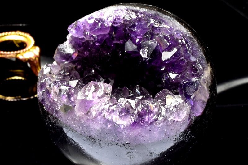 材質アメジスト 68mm 産地：ブラジルサイズ約68mm重さ約350g特徴・意味笑口は読んで字の如く、笑った口の様に見える丸玉で、「わらいぐち」と呼びます。「笑う門には福来る」は世界共通の価値観となっており、笑顔を体現した笑口はとても縁起の良いアイテムである事で知られています。開口部は大きく開いている方が良いとされ、良い気が集まって「龍穴」の役割を果たしてパワースポットとなるとされています。アメジストは和名『紫水晶』のとおり、紫色のクォーツ(石英)をアメジストと呼びます。その紫色の発色原因は、微量に含有された鉄イオンによるものだとされます。『愛の守護石』『真実の愛を守りぬく石』とされるアメジスト。古代から多くの人々に愛されてきたとされる、アメジストの紫色。特に日本では、最も気高い色とされ、宗教的な儀式では非常に大切にされてきた色と伝えられています。ちなみに水晶の色変種の中でも、最高位に評価されています。また、『愛の守護石』と呼ばれるように、《愛と慈しみの心》を芽生えさせることによって、真実の愛を守るパワーを与えてくれるといわれています。【恋愛運】【癒やし】【学業成就】SP::0000-FEB006008k