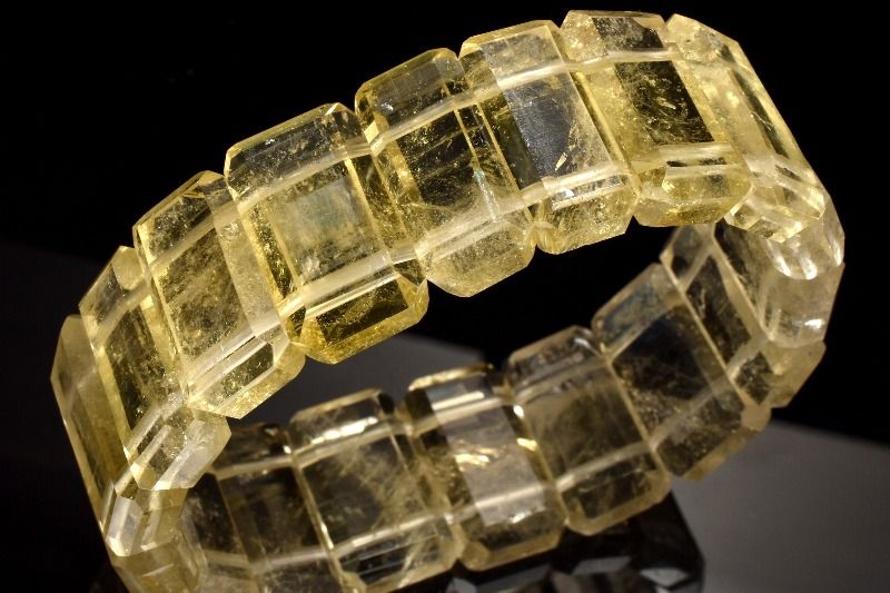材質ゴールデンレムリアンシードクリスタル 10-13x21-22mm 産地：コロンビアサイズ約10-13x21-22mm腕周り約17cm(伸縮性あり)重さ約66g特徴・意味今回入荷分はレムリアンリッジ（水晶の条痕）がくっきりと確認できる人気のタイプです！バングルタイプは当店初入荷！存分にレムリアンの魅力をご堪能いただけます！レムリアンシードクリスタルは透明度抜群で見る者を魅了します。コロンビア産は、レムリアンシードクリスタルの中で特に透明度が高く、人気のアイテムです。他産地では見られないクリア感は、吸い込まれるような魅力があります。もう採れないと言われていたレムリアンシードですが、最近になって閉山した鉱山付近から発見され、新たに採掘が始まりました。手に入れるなら今しかないオススメのアイテムです。地殻から産出するもっとも代表的な鉱物のひとつであり、透明度がないものを『石英』、無色透明のものを『水晶』と呼びます。結晶は普通、六方晶系の柱状結晶体で産し、それらが双晶をなしたものや塊状や粒状、鍾乳状で発見されることもあります。一般的に無色透明なものをクォーツと呼びますが、この仲間にはアメジスト、ローズクォーツ、スモーキークォーツ、シトリン等があります。他の石のパワーを増幅するブースターとしても活躍致します。