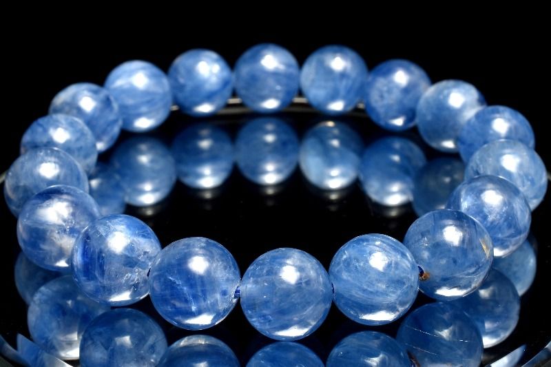 材質カイヤナイト 11mm 産地：ブラジルサイズ約11mm(±0.5mm)腕周り約16.5cm(伸縮性あり)重さ約46g特徴・意味艶やかで光沢もあり上品です。カイヤナイトシリカの特徴でもある竹のような繊維質がたっぷり確認することができます。お色味もインディゴブルーを噛んだような爽やかさで肌なじみも良いです。カイヤナイトは、地球の長い歴史の中で自然が生み出した貴重な鉱物です。 カイヤナイトは和名を藍晶石（らんしょうせき）と言います。カイヤナイトの中でも鮮やかで発色が良く、透明感を持つものほど高品質です。カイヤナイトをよく観察してみると、何本ものラインが見えますが、これは一定の方向に入った結晶が何重にも重なった層のように見えています。 古来より、自然の力を宿す石として、様々な文化で特別な意味付けがなされてきました。 その神秘的な外観は、自然が生み出した芸術品として高い評価を受けています。【金運・仕事運】【学業成就】BL::1011-N.A006008k