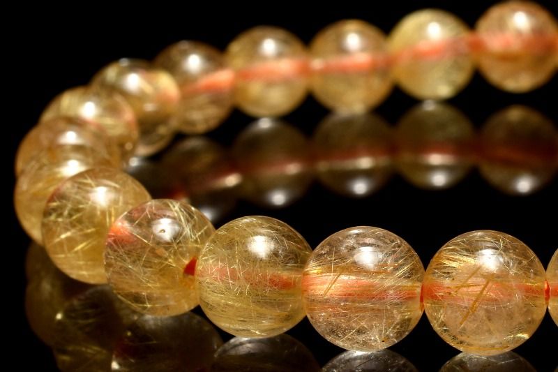 材質ゴールドルチルクォーツ 7mm 産地：ブラジルサイズ約7mm(±0.5mm)腕周り約15.5cm(伸縮性あり)重さ約14g特徴・意味透明度も高めで内包をしっかりお楽しみいただくことができます。ゴールドカラーはなんといっても華やかで上品。腕元を綺羅びやかに演出してくれるアイテムとしてプレゼント品にも最適です。ゴールドルチルクォーツは、地球のエネルギーを宿す水晶は、山岳地帯の晶洞で長い歳月をかけて成長します。 ルチルは金紅石と呼ばれる二酸化チタン鉱物のひとつ。同質異像鉱物とされるアナテースやブルッカイトと、花崗岩ペグマタイトや火成岩、変成岩中に共産します。正方晶系に属する結晶が柱状になり、稀に双晶で見られることがあり、これがクォーツに含有されるとルチルクォーツになります。 古来より、自然の力を宿す石として、様々な文化で特別な意味付けがなされてきました。 地球内部の神秘的な作用の証として、科学的にも興味深い石です。【恋愛運】【人間関係】【金運・仕事運】【安産・子宝】BL::0607-N.A008010k