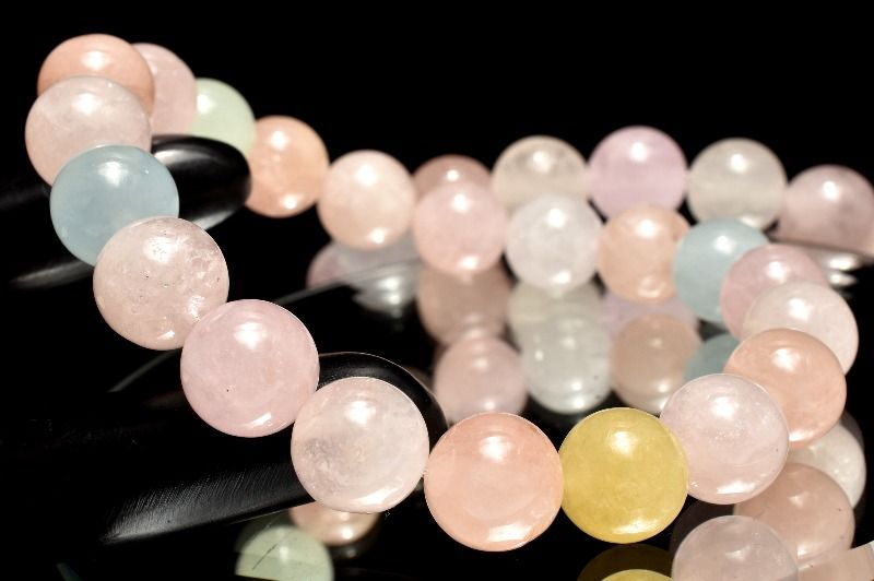 材質MIXベリル(アクアマリン) 10mm 産地：ブラジルサイズ約10mm(±0.5mm)腕周り約16.5cm(伸縮性あり)重さ約29g特徴・意味ベリルの美しさや瑞々しさもたっぷり堪能できます。 ピンクのモルガナイトメインにパステルカラーを組み合わせた優しくポップな印象です。 透明感もあり、シラーが確認できる珠も含まれています。ベリルは、緑柱石をあらわすグループの総称。含まれる鉱物によって発色が異なり、それぞれ違った名前を持っています。中でも鉄分を含んで青くなったものはアクアマリン、クロムの作用によって緑色になったものはエメラルド、マンガンを含んでピンク色になったものはモルガナイトと呼ばれています。ベリルのうち、透明度の高いものは希少価値がとても高く、宝石としても扱われます。古代クレオパトラの時代にも、装飾品として愛用されていたことが伝えられており、人気の高いパワーストーンの一つです。ヒーリング作用が強く、心を癒して持ち主に富と名誉をもたらすと伝えられる「ベリル」。アクアマリンやエメラルドの他、ピンク色のモルガナイトや黄色のゴールデンベリルなど、さまざまな鉱物が含まれており、それらがすべてベリルと呼ばれています。【恋愛運】【人間関係】BL::0910-MAR0PP002k