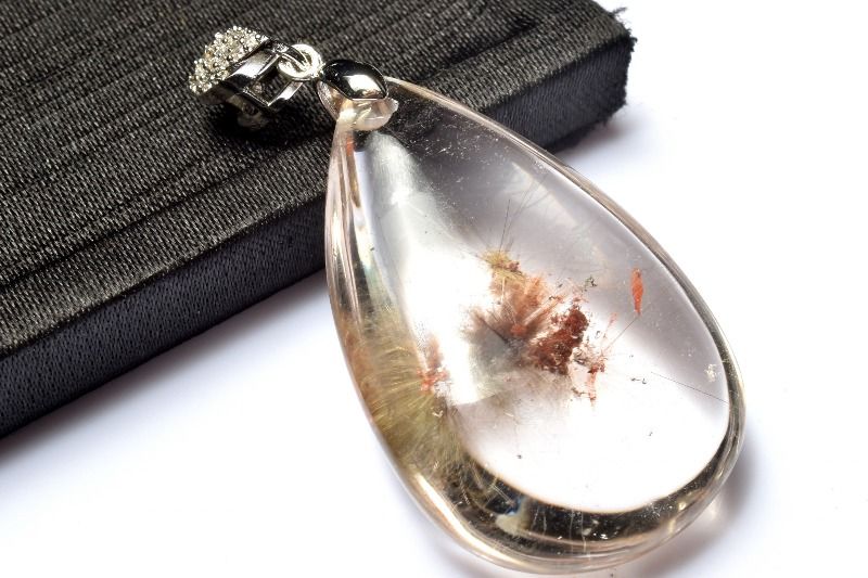 材質フラワールチルクォーツ 40x25mm 産地：ブラジルサイズ約40x25mm重さ約16g特徴・意味希少なフラワールチルクォーツを入荷いたしました！ 透明な水晶の中で花のように広がるルチルが幻想的です。フラワールチルクォーツは、水晶は、透明で澄みきった美しさが特徴の天然石英です。 ルチルクォーツの中でも針が生える根本部分が花のようになっているものをフラワールチルと呼ばれています。奇跡に近いルチルクォーツで見るほど不思議に感じます。綺麗な金色の花がいくつも咲いているように見えてとても癒されます。 古来より、自然の力を宿す石として、様々な文化で特別な意味付けがなされてきました。 その自然が生み出した独特の美しさから、ジュエリーデザインにおいて特に人気があります。【恋愛運】【人間関係】【金運・仕事運】【安産・子宝】PT::0000-N.A004006k