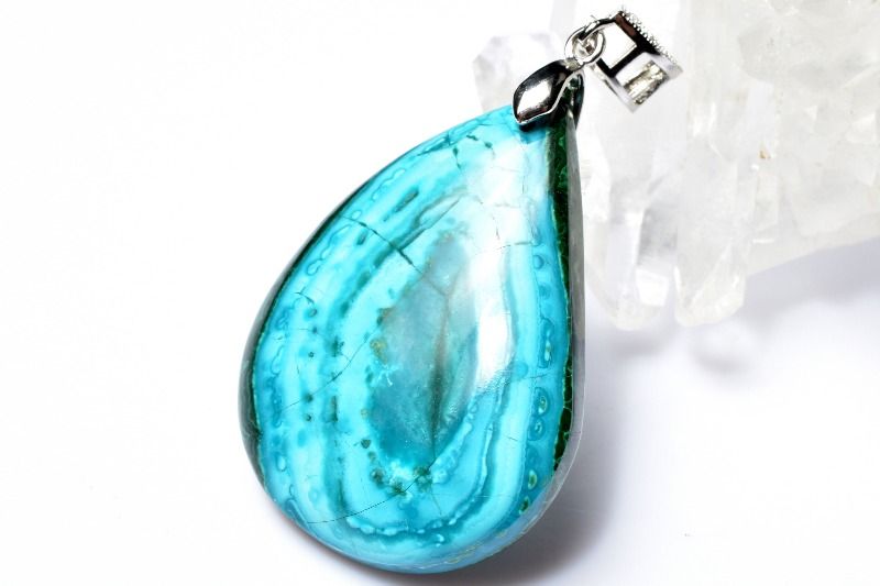 材質クリソコラインマラカイト 37x28mm 産地：アメリカサイズ約37x28mm重さ約12g特徴・意味希少なクリソコラインマラカイトを厳選入荷しました！クリソコラとマラカイトの美しいコントラストは、まさに自然が描いた絵画のようです。クリソコラは、銅鉱床の酸化帯で、アジュライトやマラカイト、ヘマタイト等とともに産出します。クリソコラは和名を「珪孔雀石（けいくじゃくせき）」と言います。マラカイトの和名を「孔雀石」と言いますが、クリソコラの和名と似ている理由はマラカイトの組成に、珪素を加えたような組成となっているからです。ブルーが本体の多くを占め、グリーンやブラウンなどのカラーが混ざり合って、出来ているため、丸く加工されたクリソコラは、宇宙から見た地球のような外観となっています。【人間関係】【癒やし】PT::0000-N.A004006k