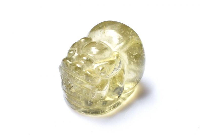 材質リビアングラス 20x15mm 産地：エジプト・サハラ砂漠サイズ約20x15mm重さ約6g特徴・意味数量限定の希少貔貅を入荷致しました。リビアングラスはエジプト政府が採掘禁止しているため今後入手できる機会は減少していく傾向にあります。中でも今回入荷分は特にレアな透明タイプで高発色のレモンイエローカラーが美しく、シュワシュワとした内包も含まれています。貔貅は龍の子といわれており、金銀財宝を主食とする中国神話の神獣です。是非お手元でお尻を撫でながらかわいがってあげてください。リビアングラスは、自然の形成過程が作り出した独特の色彩と模様が特徴的な天然石です。 リビアングラスはエジプト西部で採れる天然ガラスです。モルダバイトのように宇宙を起源とし、隕石の衝突などで起こった巨大な熱反応によって地表の岩盤の一部を溶かして、偶然出来上がったものだと言う見方が一般的です。 その独特の形成過程は、地球内部の不思議を物語る貴重な証拠です。 自然の不思議を感じさせるその外観は、多くの人を魅了します。【癒やし】【金運・仕事運】ID::0000-N.A002004k