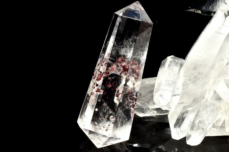 材質ブラックレピドクロサイトインクォーツ 45x18mm 産地：ブラジルサイズ約45x18mm重さ約15g特徴・意味透明度の高い水晶の中で舞う内包が美しくうっとりしてしまいそうです。コレクター様にもオススメしたい秀逸品です。水晶にレピドクロサイト（鱗鉄鉱）が内包された天然石です。綺麗なアベンチュレッセンス効果が見られます。（アベンチュレッセンス効果とは、結晶中に含まれた内包鉱物結晶が見せるキラキラとした輝きのことです）赤く美しい物はファイアークォーツ、その他にもハーレクインクォーツ、ハーレクイン水晶など流通名を多数持った天然石です。【金運・仕事運】【学業成就】LS::0000-N.A004006k