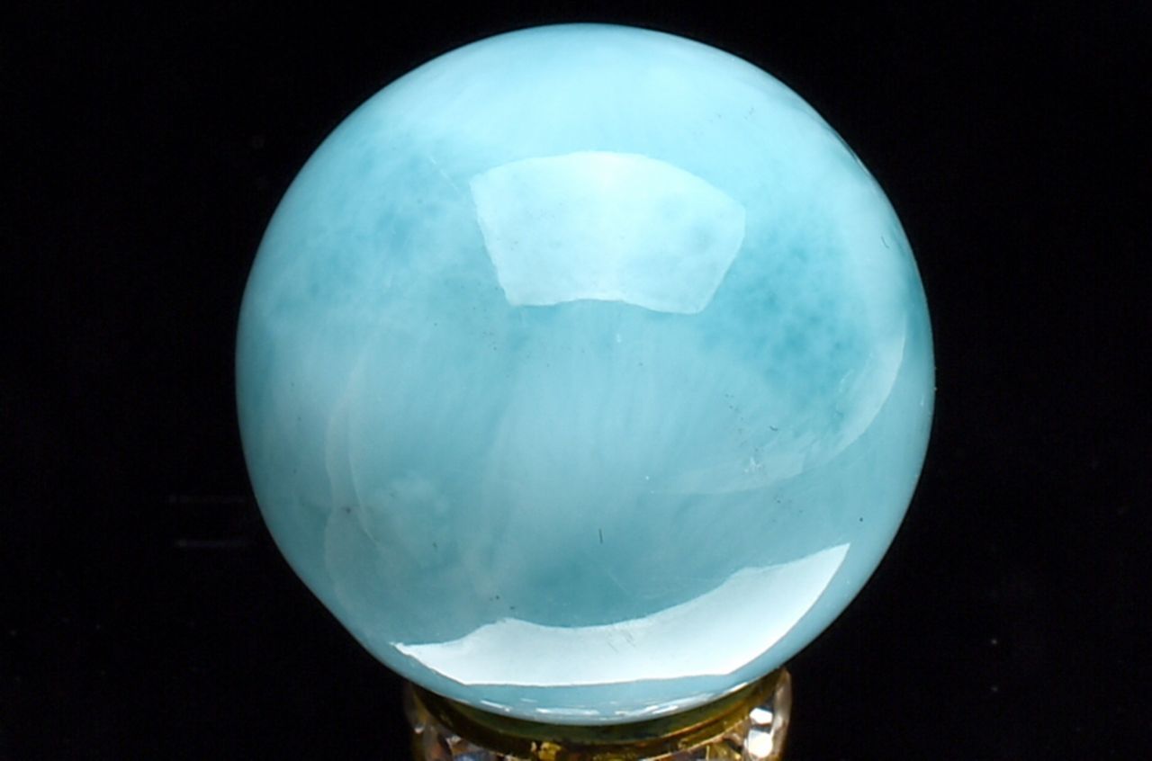 材質ラリマー 18mm 産地：ドミニカ共和国サイズ約18mm重さ約9g特徴・意味高品質でお買い得なラリマーの大玉のスフィアのルースです。まるで波打ちを封じ込めたかのような模様がカリブ海を連想させる美しさ。優しく穏やかな気持ちになれそうです。ハンドメイドアクセサリーのメインパーツや、インテリアや巾着などに入れてお守りにもオススメです。ラリマーは和名をソーダ珪灰石といい、名前の通り、珪灰石にソーダと水酸基が含有されたものです。ラリマーの語源は地質学者の娘の「ラリッサ」とスペイン語で「海」の意味を持つ「マール」を組み合わせたものが由来です。正式名称を「ブルー・ペクトライト」と言い、別名「曹灰針石」と呼ばれます。最も有名な名称がドミニカ共和国由来のラリマーという名前のため、正式名称はあまり知られていません。【癒やし】SP::1799-N.A008010k