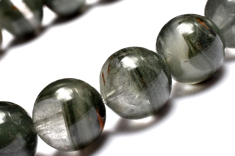 材質グリーンファントムクォーツ 10.5mm 産地：ブラジルサイズ約10.5mm(±0.5mm)腕周り約16.5cm(伸縮性あり)重さ約32g特徴・意味目立つ黒点なども少なくレイヤー層が確認できるレア珠も含まれています。幾層にも年輪のような層が重なり育った自然が生み出した神秘の賜物、千層ガーデンクォーツをご堪能くださいませ。ガーデンクォーツは、水晶が形成される過程において、緑などの鉱物や泥岩、その他を巻き込み結晶した水晶です。その生成過程から出来上がった鉱石は、一つ一つ異なる模様（世界観）を持ち、水晶の中に自然の風景を収めたように見えるため、和名を「庭園水晶」または「苔入り水晶」と呼ぶこともあります。ガーデンクォーツといっても、多様な模様のため、種類は様々です。茶色の内包物、緑色の内包物、その両方を持つもの、ファントムと呼ばれる現象が見られるものもあります。こちらはファントムの出る、グリーンタイプになります。【健康運】【癒やし】【金運・仕事運】BL::1011-N.A004006k