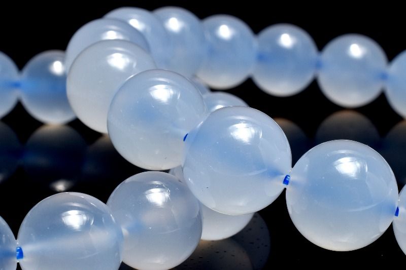 材質ブルーカルセドニー 13.5mm 産地：ブラジルサイズ約13.5mm(±0.5mm)腕周り約17.5cm(伸縮性あり)重さ約56g特徴・意味透け感のある柔らかいブルーカラーでツヤ感もあり人気のアイテムです。そのままはもちろん、バラしてハンドメイドのパーツにするのもオススメです。カルセドニー（chalcedon）とは、石英の非常に細かい結晶が網目状に集まり、緻密に固まった鉱物の変種です。ギリシャのカルセドンから良質なカルセドニーが産出されたことから語源とされています。愛情をはぐくみ、優しい気持ちで人と接することができるようになるといわれ、多くの人に愛されています。恐れや憂鬱を取り去ってくれ、思いやりの心を豊かにさせてくれると信じられており、それによって人間関係を円満にさせてくれるとされています。また色によって効果が異なり、ブルーカルセドニーは進歩的な考えを、ピンクカルセドニーは優しい気持ちを、レッドカルセドニーは目標の達成に力を貸してくれる。など色々とポジティブなパワーが宿っているようです。BL::1314-N.A002004k