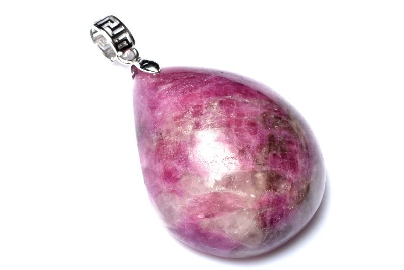 材質ピンクトルマリンインレピドライトシリカ 34x27mm 産地：ブラジルサイズ約34x27mm重さ約17g特徴・意味別名:梅花トルマリンと言い、華やかな商品を入荷致しました！梅の花が閉じ込められたような雰囲気からそう呼ばれています。石英の中にトルマリンとレピドライトが含まれた華やかで贅沢な集合体です。マイカの光沢と結晶美にうっとりする大人可愛いペンダントトップです。美しいピンク色を示すトルマリンです。他のトルマリン同様に心を穏やかにするなどリラックス効果があると云われています。また、理解力、集中力を高めたり、感受性豊かにするとも言われます。その他には、心身を活性化させるパワーもありその為かネガティブな状態から助け出してくれる心を元気にしてくれる石だそうです！特にピンクトルマリンは愛情を育み、また愛が増幅されて帰ってくる云われます。そして持つ人の新たな魅力を引き出し、明るくポジティブに心も美しくしてくれと云われています。ピンクトルマリンは、あなたのハートを開き、生命力いっぱいの愛を止めどなくあふれ出させてくれる石です。その色合いの濃淡によりエネルギーの表情に違いはありますが、総じて愛や能動性に富んでいます。濃いものからは躍動するような愛と熱心さが、淡いものからは微笑む様な愛らしさや幸福感が前面に現れてきます。【健康運】【学業成就】PT::0000-OCT002004k