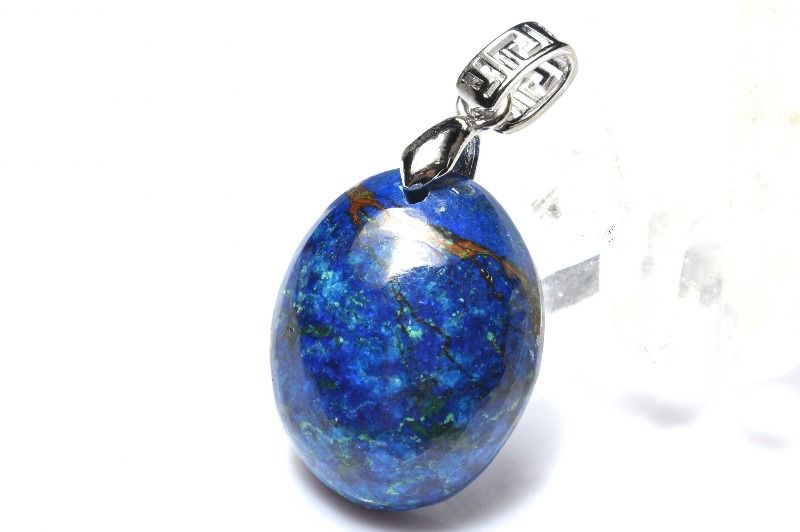 材質アズライト藍銅鉱 22x18mm 産地：コンゴ共和国サイズ約22x18mm重さ約5g特徴・意味アズライトのブルー発色が良く、美しく明るい印象を受けます。地球の様なカラーは見ているだけでほっと落ち着きをもたらしています。アズライトはロイヤルブルーとも言える美しい青色を持つ鉱物です。マラカイト（孔雀石）とは同じグループの鉱物であり、この2種類を含んだ状態の鉱物として産出されることが多く、アズライト（青色）とマラカイト（緑色）を含んだものを「アズロマラカイト」と言います。アズライトは和名を「藍銅鉱（らんどうこう）」と言い、別名ブルーマラカイトとも呼ばれます。前述の通り、アズロマラカイトとして産出されることがほとんどであり、アズライト（青色）だけ（またはアズライトの割合が多い）の原石などは高値で取引されます。もう一つの特徴として、このアズライトは空気中の水分を吸収してマラカイトに変化してしまう性質を持っています。そのため本来青いアズライトだった石が、青緑のアズロマラカイトになったり、緑色のマラカイトへ変化してしまいます。対してマラカイトは安定した鉱物であり、マラカイトからアズライトへは変化しません。つまり一方通行の変化なので、これもアズライトが希少になっている理由の一つです。PT::0000-N.A0PP002k