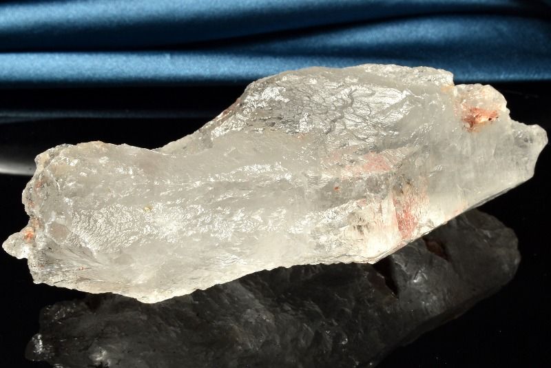 材質ヒマラヤ水晶 95x39x33mm 産地：ネパール・ガネーシュヒマールサイズ約95x39x33mm重さ約112g特徴・意味ガネーシュヒマールとは、ネパールの首都カトマンズから北方に位置し、ネパールとチベットの国境に広がる山岳地帯です。人の手がほとんど入らない高標高・過酷な環境下で産出されることから、流通量が少なく、ヒマラヤ水晶の中でも特に希少性が高いとされています。古代からヒンドゥー教の神「ガネーシャ」の住まう霊峰として崇められており、採掘は厳しく制限されています。ここで産出する水晶は、特別な霊力を持っているとされており、ガネーシャ神からのパワーが宿っているとされ、そのエネルギーは他の水晶と比較出来ないほどと言われています。ヒマラヤ水晶は、世界最高峰ヒマラヤ山脈の厳しい自然環境の中で育まれたとされる水晶で、透明感のある美しさと力強い存在感を併せ持つ天然石です。心身を浄化し、エネルギーのバランスを整えるといわれ、古くからお守りや瞑想の石として親しまれてきました。また、他の天然石のエネルギーを高めるサポート役としても知られ、ブレスレットやお守りとして身に着けることで、日常に穏やかな安心感と前向きな気持ちをもたらしてくれるとされています。US::0000-N.A010030k