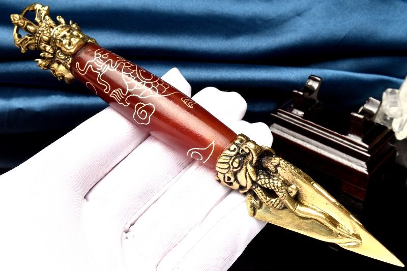チベット密教法具 赤瑪瑙 ホワイトアゲート　180x24mm　五爪龍神 金剛杵 木製台座付き 天珠 置物 1個売り _CRG231【宅急便のみ】