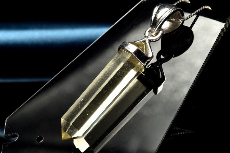 Rakuten - 【1点物】Silver925◇AAA透明レモンカラー リビアングラス　28x7mm　両剣ポイント ペンダントトップ アクセサリー _PD891