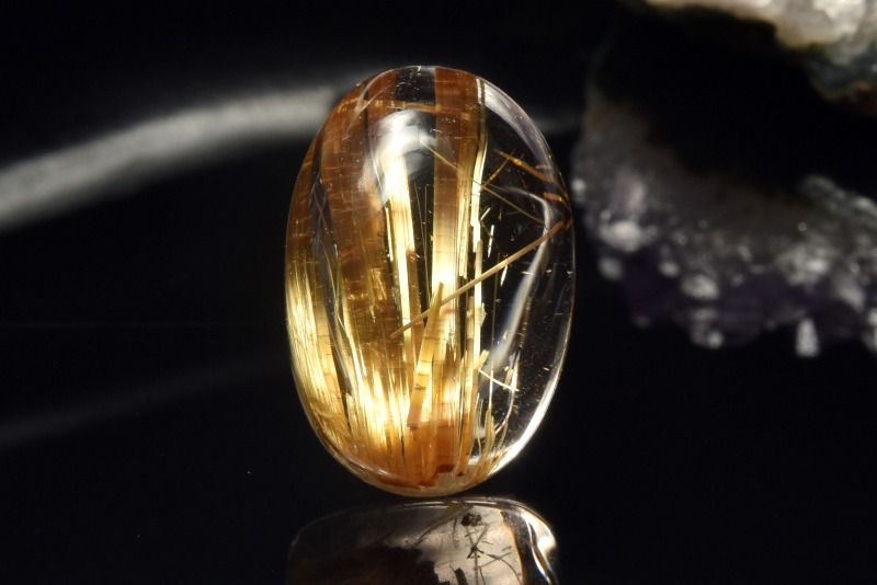 材質タイチンルチルクォーツ 18x12mm 産地：ブラジルサイズ約18x12mm重さ約2.8g特徴・意味高い透明度を誇る水晶の中に、鮮やかなゴールドのルチルが美しく輝くゴールドタイチンルチルクォーツです。くっきりとした高発色の針状ルチルが光を受けて力強くきらめき、さらにキャッツアイ効果によって一筋の光が浮かび上がる神秘的な表情を楽しめます。透明感と金色のコントラストが際立つその姿は、上質で存在感のある輝きを放ち、見る人を惹きつけます。選び抜かれた美しい発色と輝きを兼ね備えた、ワンランク上の魅力を持つ一品です。「タイチンルチル」はゴールデン(ゴールド)ルチルクォーツの中で「最高のルチル」と言われ、最高の人気を誇っています。その特徴は、「金線が太い」かつ「色鮮やか」であることです。タイチンルチルは希少性が非常に高く、入手が極めて難しい為、先祖から代々受継がれる程、その効果と価値があるようです。風水においては財運・金運・仕事運の向上、行動力・判断力の向上」に大きな効果を発揮するといわれています。ビジネス上においては欠かせないアイテムの一つとも言われているようです。【恋愛運】【人間関係】【金運・仕事運】【安産・子宝】LS::0000-N.A010030k