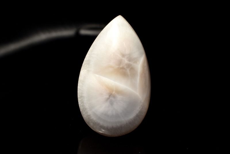 材質トムソナイト(沸石) 22x14mm 産地：インドネシアサイズ約22x14mm重さ約2.4g特徴・意味ピンクラリマーとも呼ばれる希少なトムソナイトです。ゼオライト(沸石)の仲間になります。ピンクの波模様が大変可愛らしいオススメのルースです。トムソナイトという名は、1820年に初めてこの鉱物を分析、発表したイギリスの化学者Thomas Thomsonに由来するそうです。沸石(ゼオライト)の一種です。ピンクと白の模様が美しく、模様がラリマーに似ていることから、ピンク・ペクトライト、ピンク・ラリマーとも呼ばれています。ドミニカ産のラリマーは有名ですが、ドミニカ産でないものは成分が同じであっても正確にはラリマーと呼ばないため、このピンクラリマーは通称としていますが、まだまだ日本では流通の少ない珍しい鉱物です。トムソナイトは、対極にある二つのものをそれぞれ発展させながら調和させ、より高い次元へ導くパワーを持つと伝えられています。LS::0000-N.A0PP002k