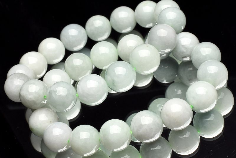 材質翡翠 12.5mm 産地：ミャンマーサイズ約12.5mm(±0.5mm)腕周り約16cm(伸縮性あり)重さ約54g特徴・意味落ち着いたグリーンが美しく映える、ミャンマー産の本翡翠です。やわらかさの中に深みを感じる色合いは上品で、自然な艶感が翡翠ならではの魅力を引き立てています。派手すぎず、それでいてしっかりとした存在感があり、長く愛用しやすい仕上がりです。伝統的にも評価の高いミャンマー産ならではの安心感と、シンプルな美しさを兼ね備えた一本です。翡翠はジェダイト(硬玉)とネフライト(軟玉)の2種類があります。ジェダイトは『ひすい輝石』、ネフライトは『角閃石』という鉱物だということが判明しています。ジェダイトの語源は、ジェード（翡翠）に由来しています。和名を『ひすい輝石』と呼び、日本で本翡翠と呼ぶのは、この硬玉（ジェダイト）です。【金運・仕事運】【厄除け】【学業成就】BL::1213-MAY002004k