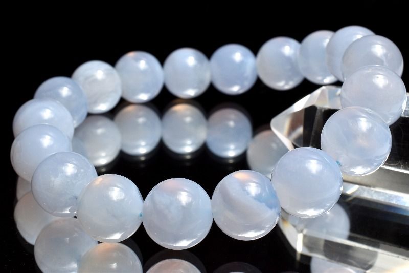 材質ブルーカルセドニー 11.5mm 産地：ブラジルサイズ約11.5mm(±0.5mm)腕周り約16.5cm(伸縮性あり)重さ約39g特徴・意味淡いブルーが均一に広がり、やわらかい発色です。半透明の質感で光が穏やかに拡散します。粒ごとにわずかな色差があり、自然な仕上がりです。カルセドニー（chalcedon）とは、石英の非常に細かい結晶が網目状に集まり、緻密に固まった鉱物の変種です。ギリシャのカルセドンから良質なカルセドニーが産出されたことから語源とされています。愛情をはぐくみ、優しい気持ちで人と接することができるようになるといわれ、多くの人に愛されています。恐れや憂鬱を取り去ってくれ、思いやりの心を豊かにさせてくれると信じられており、それによって人間関係を円満にさせてくれるとされています。また色によって効果が異なり、ブルーカルセドニーは進歩的な考えを、ピンクカルセドニーは優しい気持ちを、レッドカルセドニーは目標の達成に力を貸してくれる。など色々とポジティブなパワーが宿っているようです。BL::1112-N.A002004k