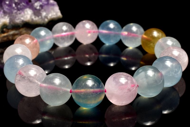 材質MIXベリル(アクアマリン) 12mm 産地：ブラジルサイズ約12mm(±0.5mm)腕周り約16.5cm(伸縮性あり)重さ約43g特徴・意味ベリルは、緑柱石をあらわすグループの総称。含まれる鉱物によって発色が異なり、それぞれ違った名前を持っています。中でも鉄分を含んで青くなったものはアクアマリン、クロムの作用によって緑色になったものはエメラルド、マンガンを含んでピンク色になったものはモルガナイトと呼ばれています。ベリルのうち、透明度の高いものは希少価値がとても高く、宝石としても扱われます。古代クレオパトラの時代にも、装飾品として愛用されていたことが伝えられており、人気の高いパワーストーンの一つです。ヒーリング作用が強く、心を癒して持ち主に富と名誉をもたらすと伝えられる「ベリル」。アクアマリンやエメラルドの他、ピンク色のモルガナイトや黄色のゴールデンベリルなど、さまざまな鉱物が含まれており、それらがすべてベリルと呼ばれています。【恋愛運】【人間関係】BL::1112-MAR006008k