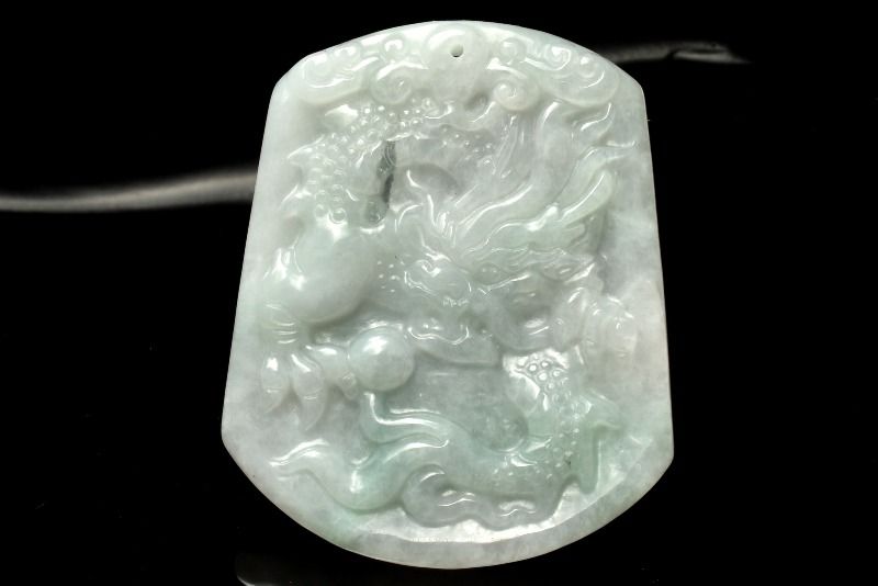Rakuten - 【1点物】翡翠(ジェダイト)　52x43mm　青龍彫刻(トップ穴) ルース ハンドメイド _PD1654
