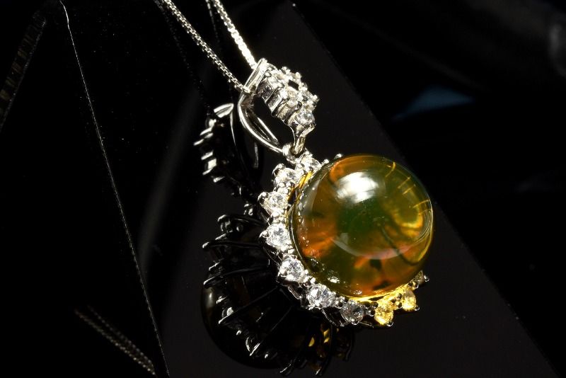 材質ブルーアンバー琥珀 12mm 産地：メキシコサイズ約12mm重さ約4g特徴・意味希少で大変高品質なメキシコ産ブルーアンバーを入荷いたしました！ドミニカ共和国産やインドネシア産のブルーアンバーが一般的に流通していますが、メキシコ産のブルーアンバーは流通量が少なく、非常に希少なアンバーです！カラーはうっとりするトロみのあるハニーカラで不純物もなく本当に美しいです！お探しだった方はぜひこの機会に手に入れてください！※綺麗なブルー発色しているものはブラックライトを当てて撮影しています。ブルーアンバーはドミニカ共和国やミャンマー、インドネシアのスマトラ島で採掘される希少な宝石です。コンクパール、ラリマーと並びカリブの三大宝石と呼ばれています。鉱物ではなく有機物とされており、マメ科のヒメナエアという広葉樹の樹脂が、何千万年という長い年月をかけて硬化した樹脂の化石です。琥珀の一種ですが、太陽の光によって特別な色を放つ琥珀のなかでも特別な変種です。通常のブルーアンバーは金色や赤茶色などのような色合いですが、わずかな太陽の光にも反応し角度によって鮮やかな青色や緑色に輝きます。光の強さによって色調が変化します。マリンブルーを感じさせるその輝きは、自然が作り出した美しさです。なぜこのような色調の変化が生まれるのか確定的な原因はわかっていません。希少価値が高いブルーアンバーは世界中にコレクターがおり、人気が高い宝石です。【健康運】【金運・仕事運】NL::1112-N.A006008k