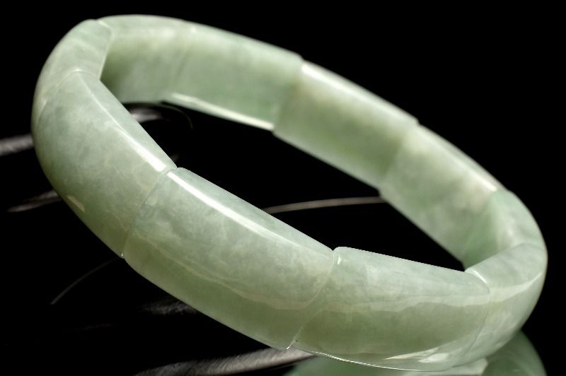 材質翡翠 (ジェダイト) 19-21x12mm 産地：ミャンマーサイズ約19-21x12mm腕周り約17cm(伸縮性あり)重さ約41g特徴・意味翡翠は、しっとりとした質感と穏やかな艶が魅力の定番人気石です。緑、白、ラベンダーなどさまざまな表情がありますが、いずれも派手すぎない品のよさが感じられます。長く愛される上質感を持つジェードです。【金運・仕事運】【厄除け】【学業成就】BG::0000-MAY004006k