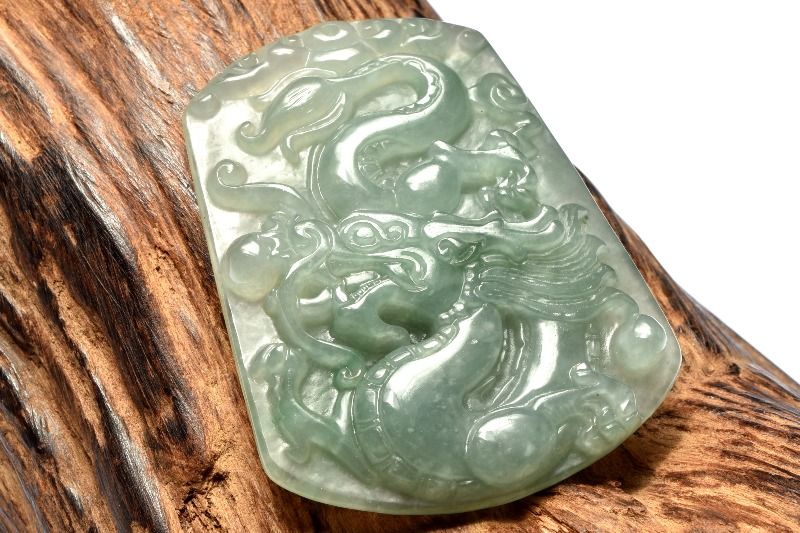 Rakuten - 【1点物】ミャンマー産◇繊細彫刻 翡翠(ジェダイト)　54x43mm　青龍彫刻(トップ穴) ルース ハンドメイド _PD1833