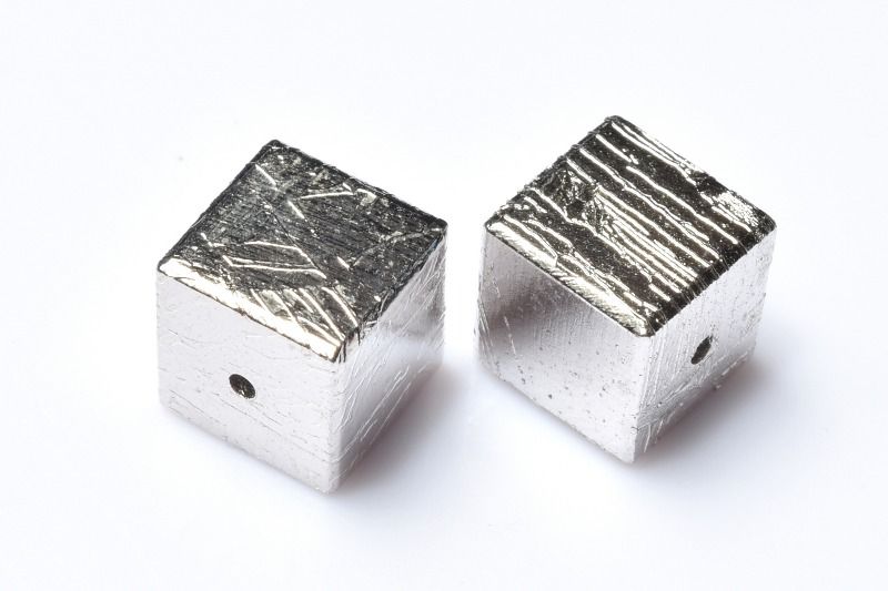 Rakuten - 高品質◇粒売り アルタイ隕石(メテオライト)　8x8mm　シルバーコーティング キューブ ビーズ ハンドメイド 1個売り _PRG2517-8