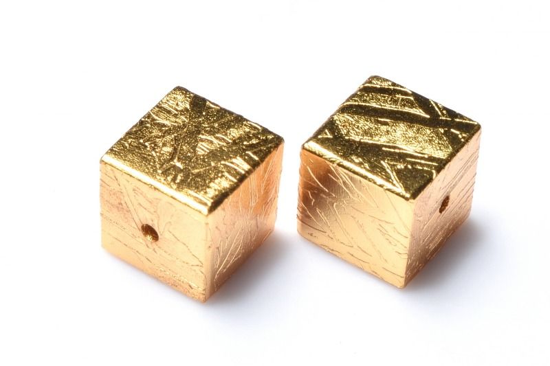 Rakuten - 高品質◇粒売り アルタイ隕石(メテオライト)　10x10mm　ゴールドコーティング キューブ ビーズ ハンドメイド 1個売り _PRG2518-10