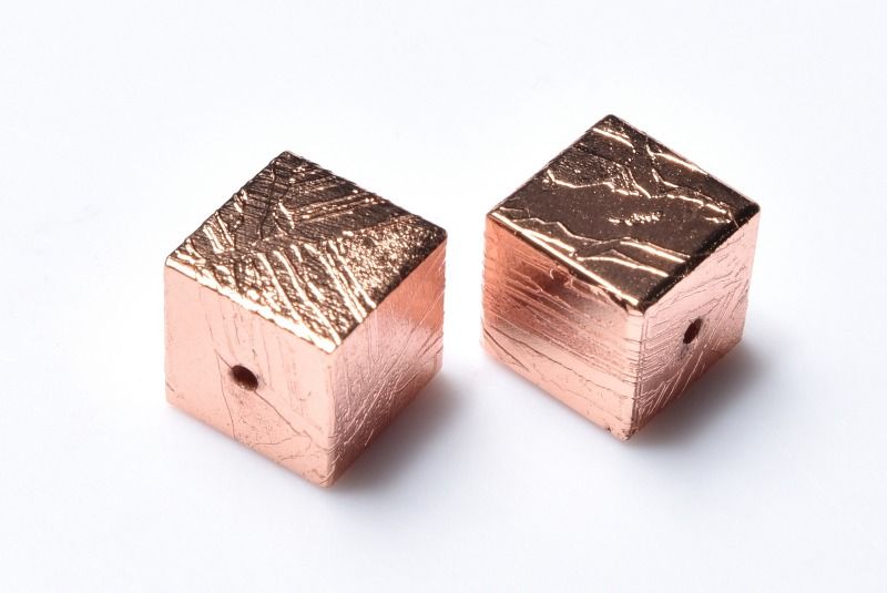 Rakuten - 高品質◇粒売り アルタイ隕石(メテオライト)　6x6mm　ピンクゴールドコーティング キューブ ビーズ ハンドメイド 1個売り _PRG2519-6