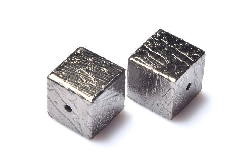 Rakuten - 高品質◇粒売り アルタイ隕石(メテオライト)　6x6mm　ブラックコーティング キューブ ビーズ ハンドメイド 1個売り _PRG2520-6