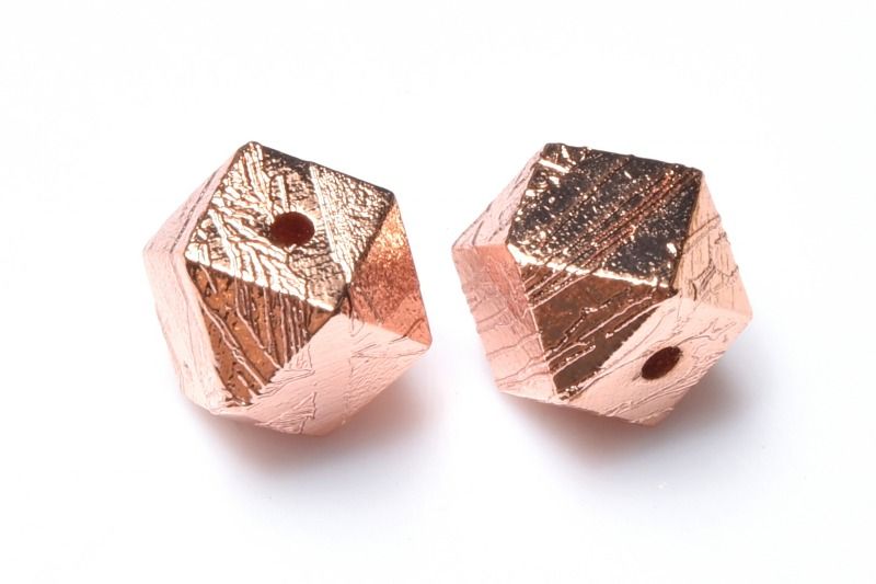 材質アルタイ隕石(メテオライト) 12x12mm 産地：ウイグル自治区アルタイ地区サイズ約12x12mm重さ約10.3g特徴・意味アルタイ隕石(メテオライト)は、地球の長い歴史の中で自然が生み出した貴重な鉱物です。 【アルタイ隕石】は中国ウイグル自治区のアルタイ地区で発見されたメテオライト鉄隕石です。アルタイ隕石は世界最大級の隕石シャワーと呼ばれています。通常の隕石は広分布で数十キロですが、アルタイ隕石はその5倍以上の425kmに及び落下しました。 その独特の形成過程は、地球内部の不思議を物語る貴重な証拠です。 自然の不思議を感じさせるその外観は、多くの人を魅了します。ID::0000-N.A004006k