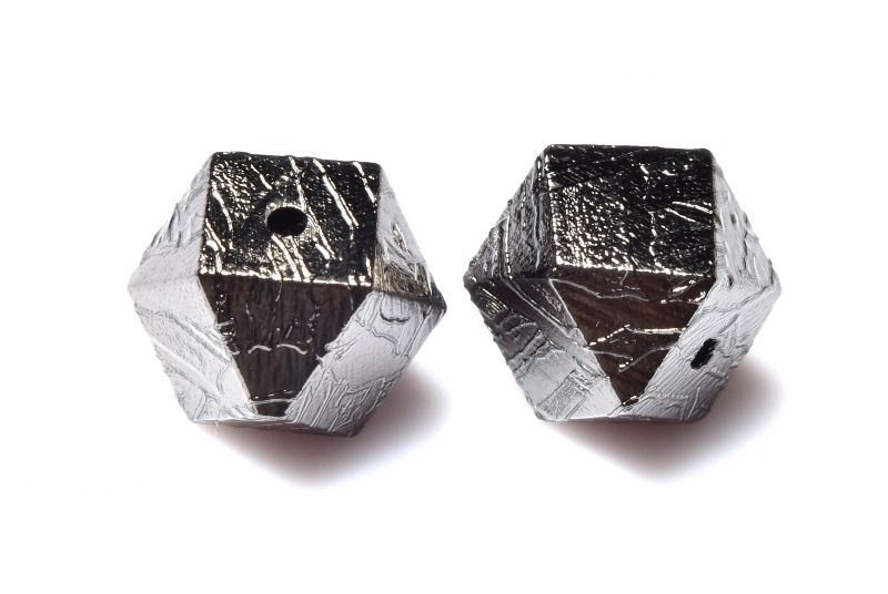 材質アルタイ隕石(メテオライト) 12x12mm 産地：ウイグル自治区アルタイ地区サイズ約12x12mm重さ約10.5g特徴・意味アルタイ隕石(メテオライト)は、地球の長い歴史の中で自然が生み出した貴重な鉱物です。 【アルタイ隕石】は中国ウイグル自治区のアルタイ地区で発見されたメテオライト鉄隕石です。アルタイ隕石は世界最大級の隕石シャワーと呼ばれています。通常の隕石は広分布で数十キロですが、アルタイ隕石はその5倍以上の425kmに及び落下しました。 その独特の形成過程は、地球内部の不思議を物語る貴重な証拠です。 自然の不思議を感じさせるその外観は、多くの人を魅了します。ID::0000-N.A006008k