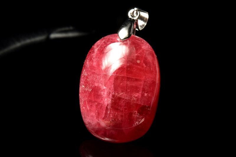 材質ロードナイト(薔薇輝石) 23x17mm 産地：アメリカサイズ約23x17mm重さ約7g特徴・意味濃いピンクカラーが印象的なロードナイトペンダントトップです。美しいカラーの中に天然石らしい模様もあります。胸元を華やかにしたい方にもおすすめのアイテムです。ロードナイトの語源は、古代ギリシャ語で「薔薇」の意味を持つ「rhodon（ロドン）」と言います。和名を「薔薇輝石(ばらきせき)」と言い、見た目のままの名前ですが、輝石グループ（クンツァイト）ではありません。ロードナイトのカラーは、濃淡の赤〜ピンクからのものがありますが、透明感のある最上級のものは、中でも鮮やかな赤色が出ているものほど良質で、その希少性から「インペリアル・ロードナイト」と呼ばれています。【人間関係】PT::0000-N.A002004k