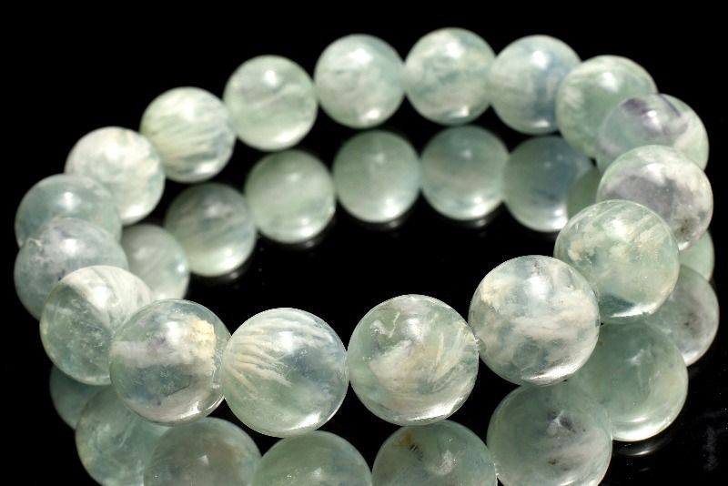 材質フェザーインフローライト 13mm 産地：中国・浙江省サイズ約13mm(±0.5mm)腕周り約18cm(伸縮性あり)重さ約64g特徴・意味フローライトの中から広がる幻想世界にうっとりしてしまいそうです。内包の違いは一点物ならではの唯一無二の醍醐味です。フェザーインフローライト（エンジェルフェザーフローライト・石花蛍石）は、フローライト（蛍石）の中に羽状の白い内包物が見られることからこう呼ばれています。フローライトは世界各地で採掘されるのですが、このような羽状の内包物が見られるのは世界的に見ても珍しいものです。エンジェルフェザーフローライトは流通量が少なく、稀少な石です。和名を石花蛍石と言い、天使の羽が重なり合ったような美しいインクルージョンが見られます。鮮やかなブルーグリーンに濃淡にパープルや白の帯が絶妙なバランスで折り合いとても美しい色合いです。【癒やし】【金運・仕事運】【学業成就】BL::1213-N.A004006k