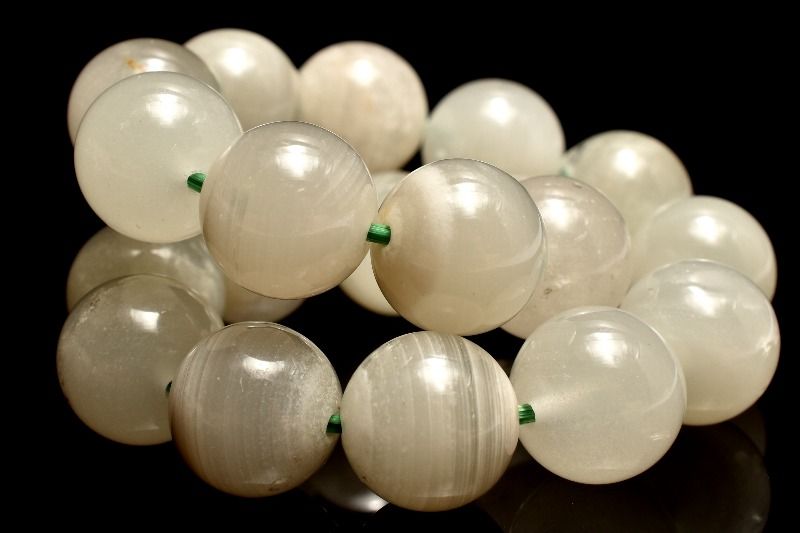 材質ホワイトファントムクォーツ 10mm 産地：ブラジルサイズ約10mm(±0.5mm)腕周り約15.5cm(伸縮性あり)重さ約27g特徴・意味幾重にも重なる白い層が静かな奥行きを描き、透明感の中に上品な表情を宿す一品です。ファントムクォーツ（和名：幻影水晶・山入水晶）は、透明な水晶の中に、幾重にも重なった幻影のような模様（ファントム）がみられる石です。「幽霊水晶（ゴーストクリスタル）」ともよばれます。水晶の結晶が生成される過程で何らかの理由で成長が止まり、再び成長を開始すると、その境目に気泡やほかの物質が閉じ込められることがあります。山型のファントムとなるのは、水晶の結晶の尖った形が跡として残ったからです。成長と停滞が繰り返されることで、こうした成長痕がいくつも重なり、独特の模様が出来上がります。内包物などの違いによって様々な種類に分かれます。【健康運】【癒やし】【金運・仕事運】BL::0910-N.A002004k