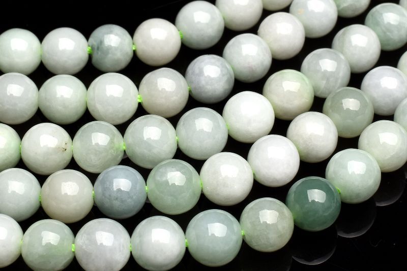 材質翡翠 12mm 産地：ミャンマーサイズ約12mm(±0.5mm)重さ約106g特徴・意味ミャンマー産翡翠ならではのやわらかな風合いを備え、ハンドメイド制作におすすめの上品なアイテムです。翡翠はジェダイト(硬玉)とネフライト(軟玉)の2種類があります。ジェダイトは『ひすい輝石』、ネフライトは『角閃石』という鉱物だということが判明しています。ジェダイトの語源は、ジェード（翡翠）に由来しています。和名を『ひすい輝石』と呼び、日本で本翡翠と呼ぶのは、この硬玉（ジェダイト）です。【金運・仕事運】【厄除け】【学業成就】RB::1112-MAY002004k